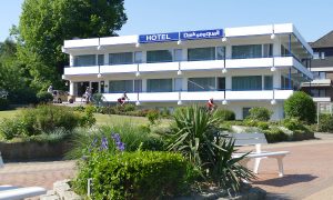 Hotel Diekseequell Bad Malente Diekseepromenade mit Radfahrer