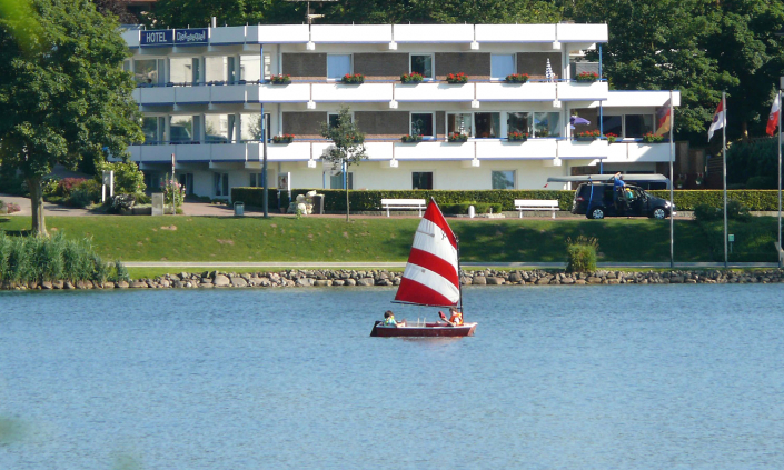 Hotel Diekseequell Bad Malente Dieksee Diekseepromenade Segelboot_P1910140