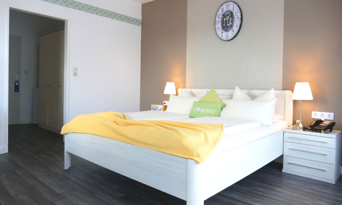 Hotel Diekseequell Malente Zimmer 1 DZ Eckzimmer mit BalkonTerrasse zur Seeseite P1270046